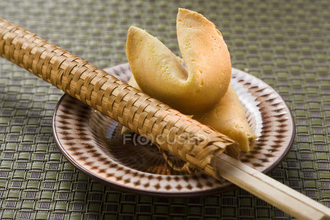 Fortune cookies and chopsticks — Stock Photo