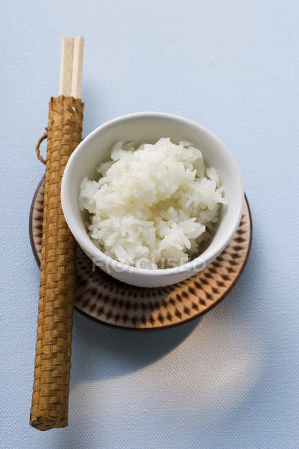 Чаша с рисом и палочками — стоковое фото