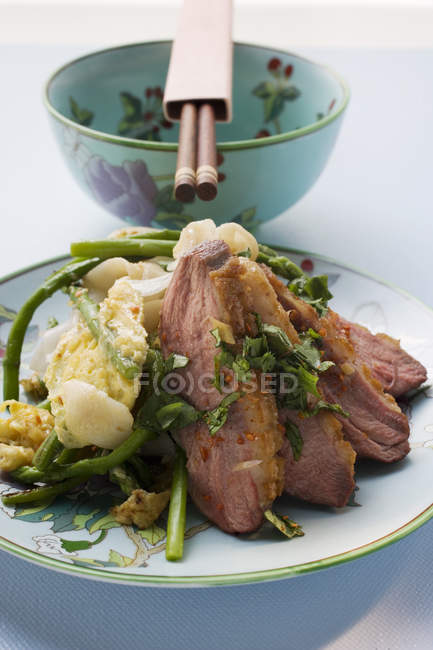 Peito de pato com macarrão de arroz — Fotografia de Stock