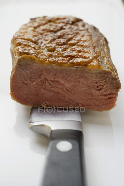 Petto d'anatra fritto sul coltello — Foto stock