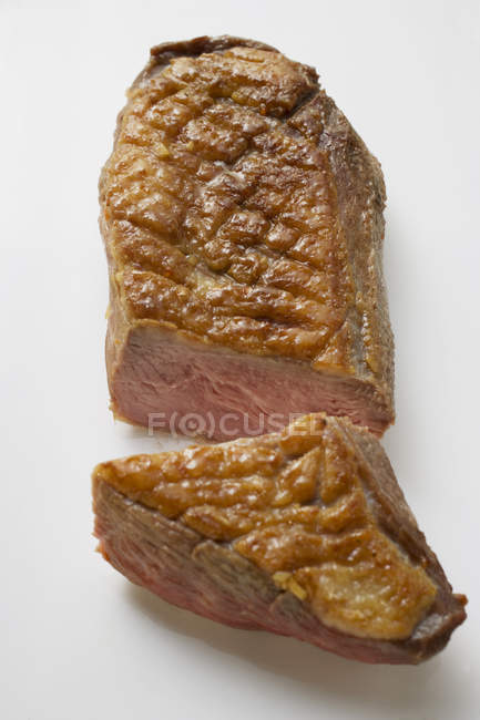 Petto d'anatra fritto in taglio — Foto stock