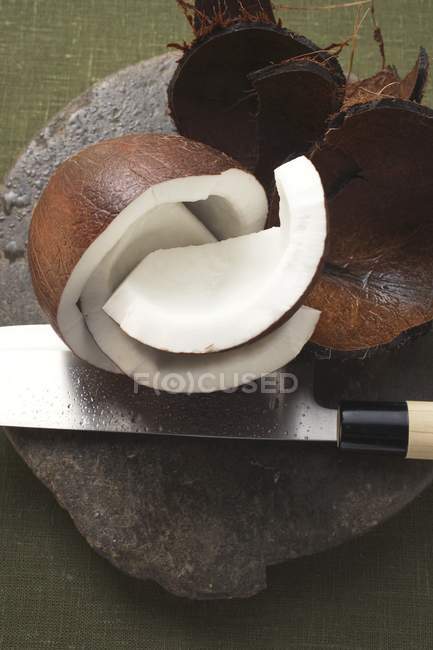 Coco fresco cortado con cuchillo - foto de stock