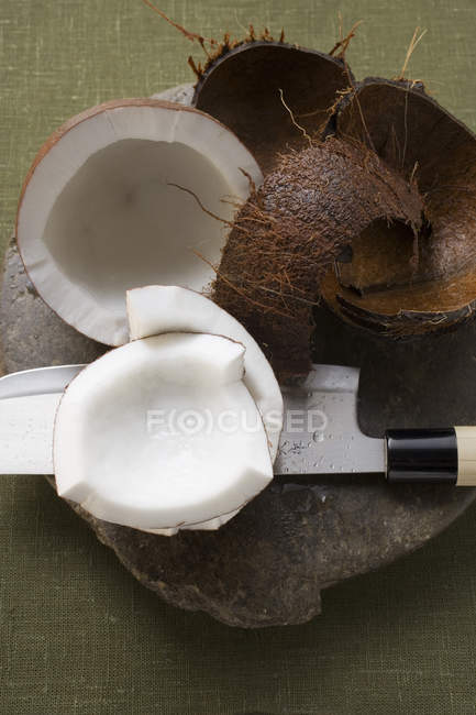 Frisch geschnittene Kokosnuss mit Messer — Stockfoto