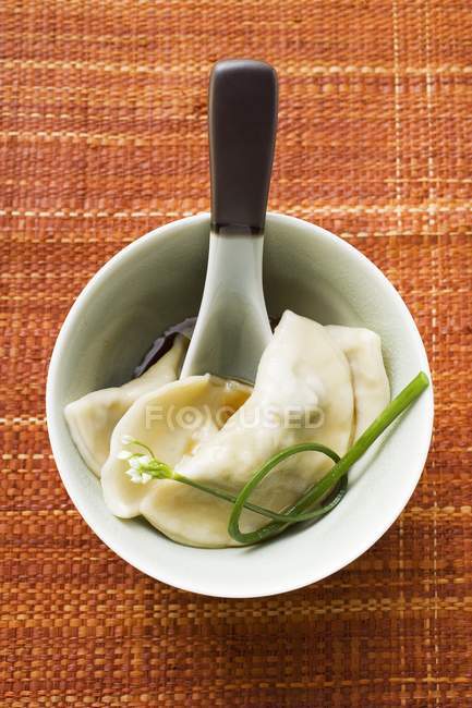 Wontons dumplings with soy sauce — Stock Photo