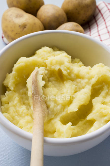 Purée de pommes de terre dans un bol — Photo de stock