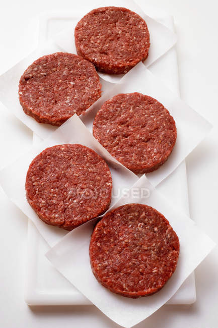 Hamburguesas de carne cruda - foto de stock