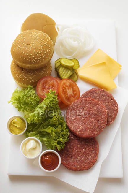 Ingredientes para cheeseburgers a bordo — Fotografia de Stock
