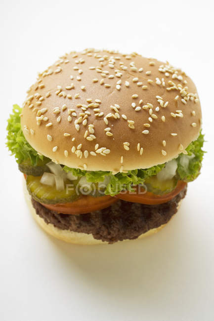 Гамбургер с помидорами и салатом — стоковое фото