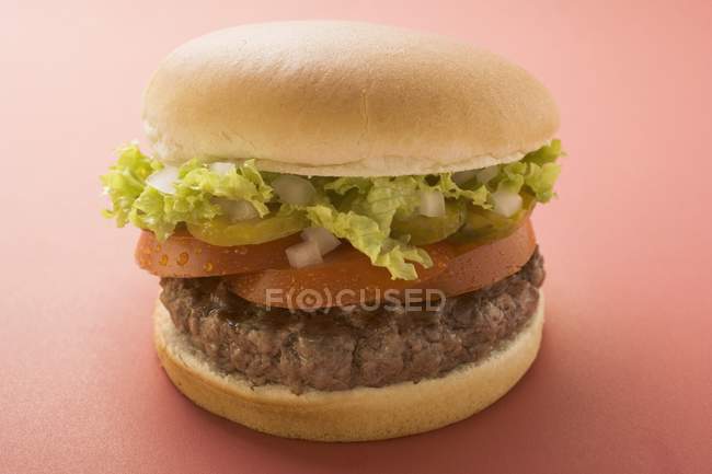 Гамбургер з помідорами та салатом — стокове фото