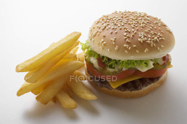 Cheeseburger mit Mayonnaise und Pommes — Stockfoto