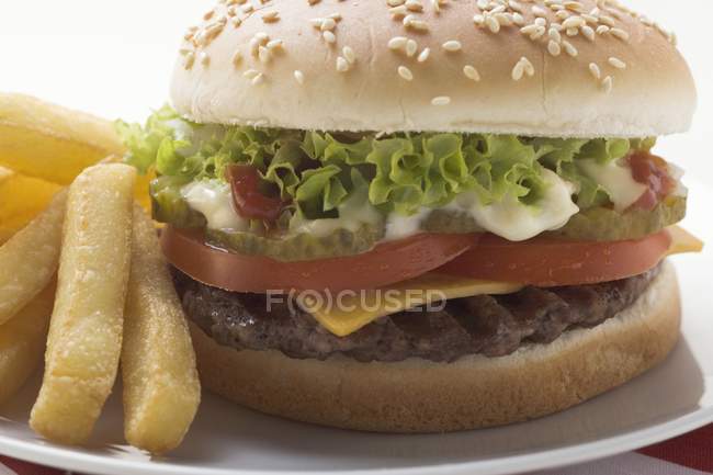 Cheeseburger à la mayonnaise et chips — Photo de stock
