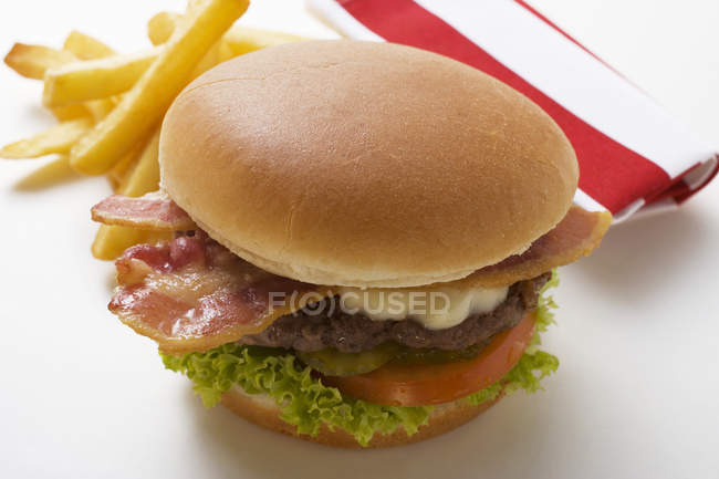 Hambúrguer com bacon e batatas fritas — Fotografia de Stock