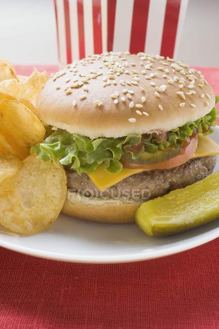 Cheeseburger with potato crisps — Stock Photo