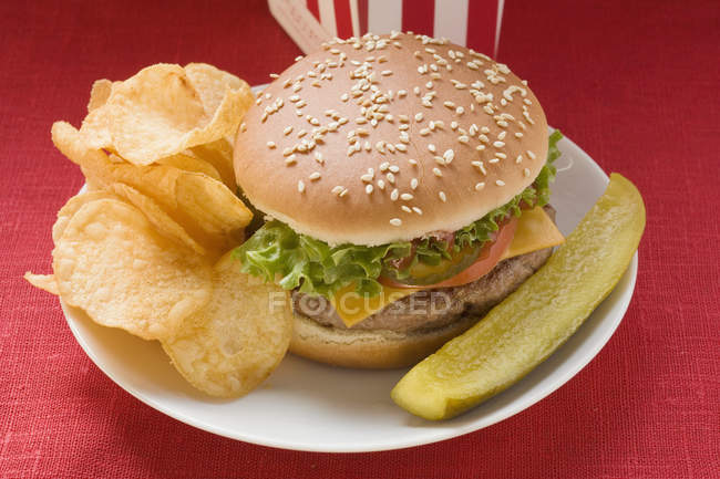 Чизбургер с картофельными чипсами — стоковое фото