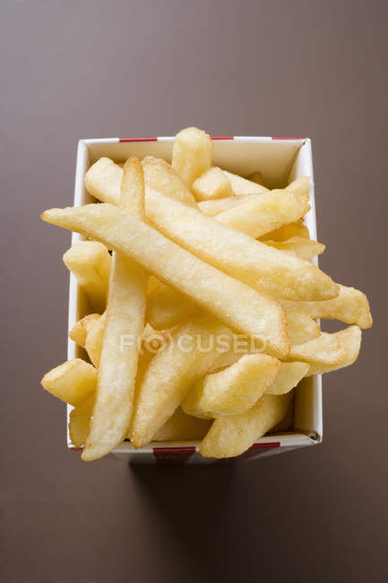 Chips dans une boîte rayée — Photo de stock