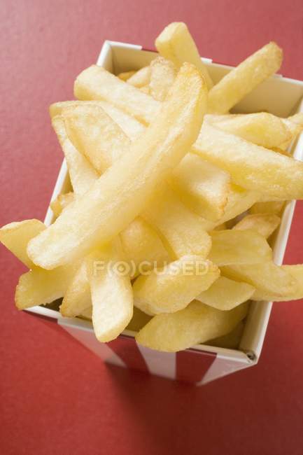 Chips in gestreifter Schachtel — Stockfoto