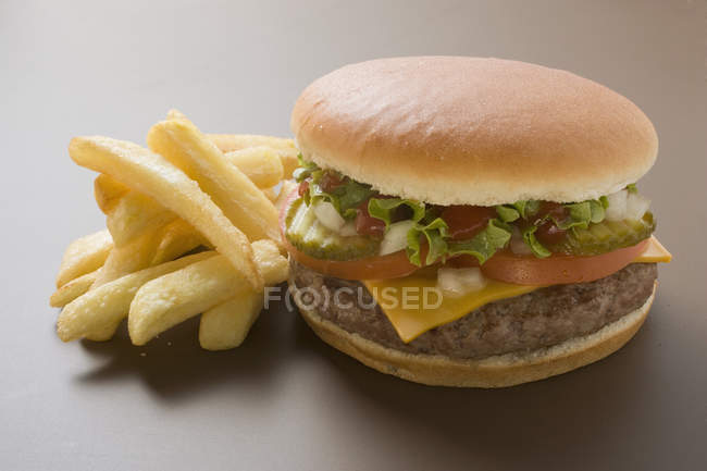 Cheeseburger with potato chips — Stock Photo