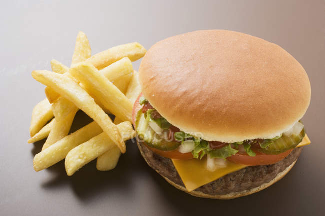 Cheeseburger with potato chips — Stock Photo