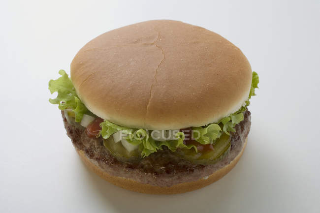 Hamburguesa con pepinillo y ketchup - foto de stock