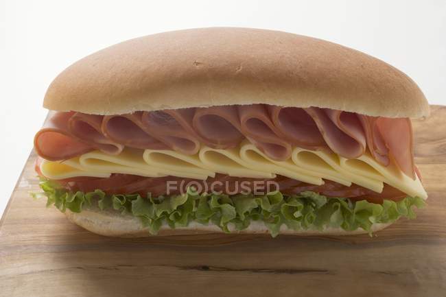 Sandwich mit Schinken und Salat — Stockfoto