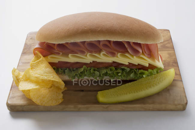 Sous sandwich avec chips — Photo de stock