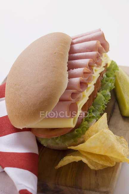 Суб сендвіч з чіпсами — стокове фото