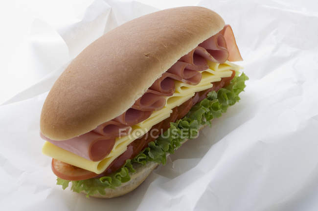 Sub sándwich en envoltura de sándwich - foto de stock