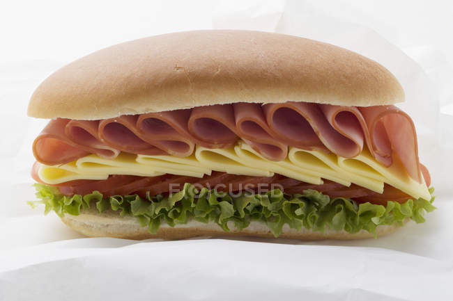 Sub sandwich su involucro sandwich — Foto stock