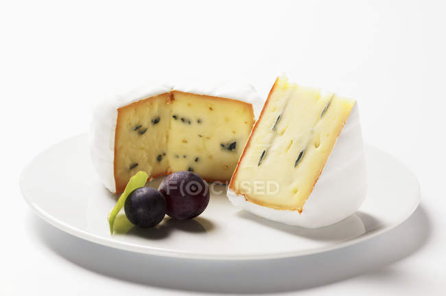 Синій сир на тарілці — стокове фото