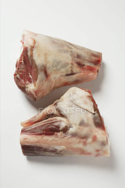 Сырые костяшки свинины — стоковое фото