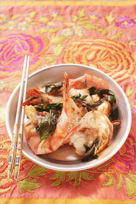 Fried shrimps with Thai basil — Stock Photo