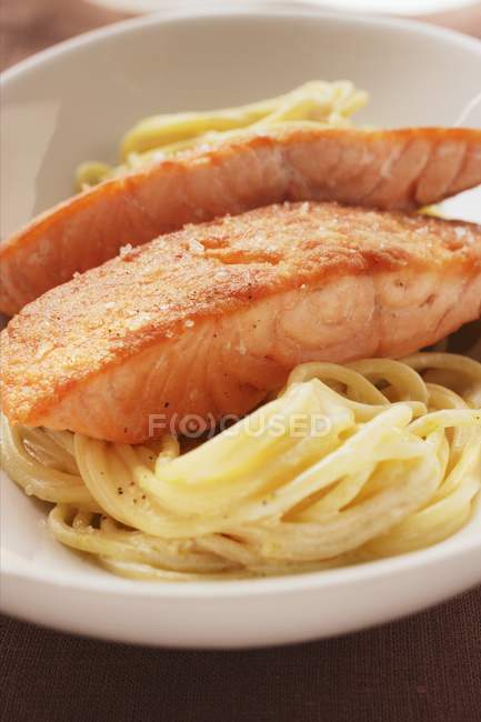 Filets de saumon frit et spaghettis — Photo de stock