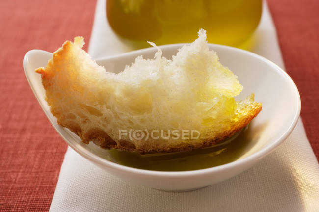 Aceite de oliva con rebanada de pan blanco - foto de stock