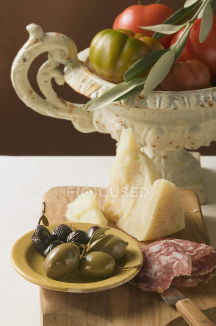 Oliven mit Wurstscheiben und Parmesan — Stockfoto