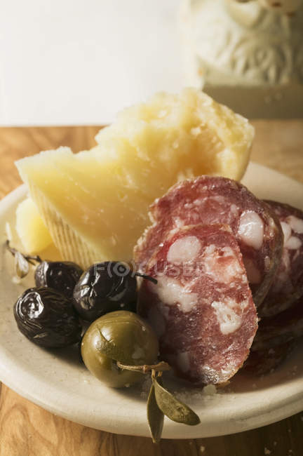 Оливки, нарізаний ковбасу і пармезаном — стокове фото