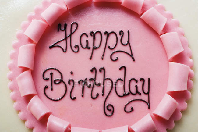 Pastel de cumpleaños con inscripción - foto de stock