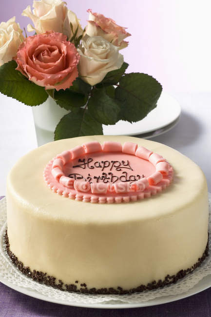 Pastel de cumpleaños con inscripción - foto de stock