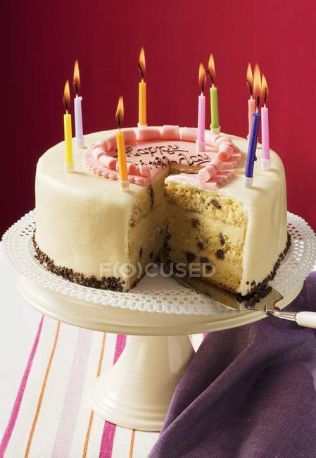 Pastel de cumpleaños con velas - foto de stock