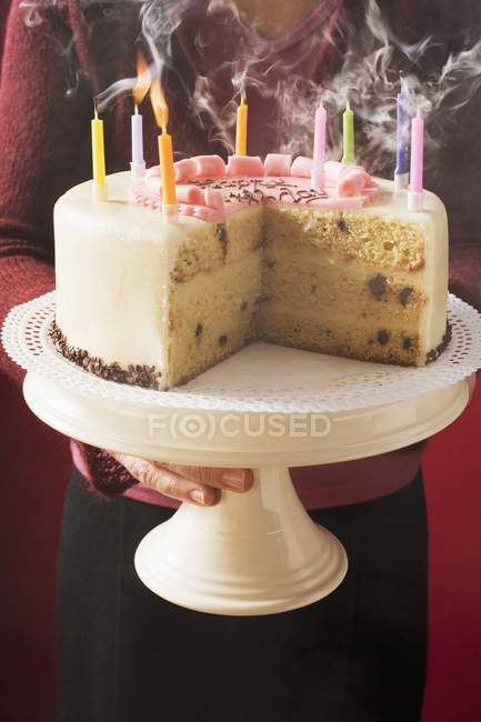 Праздничный торт со свечами — стоковое фото