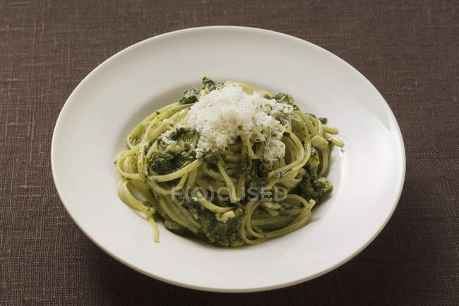 Linguine with pesto and cheese — Stock Photo