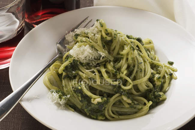 Linguine with pesto and cheese — Stock Photo
