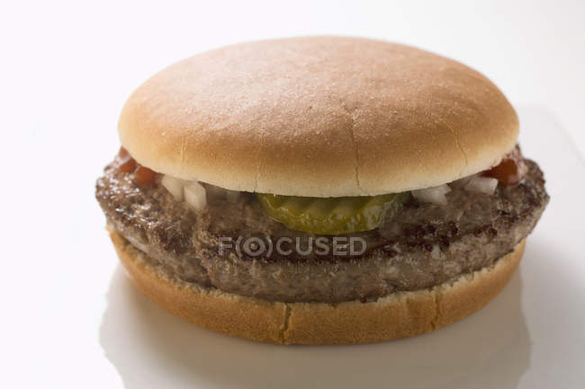 Hamburguesa con pepinillo y ketchup - foto de stock