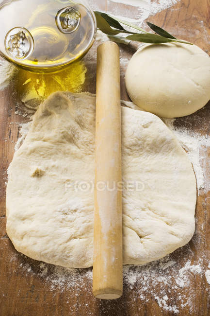 Massa, rolo e azeite de oliva — Fotografia de Stock