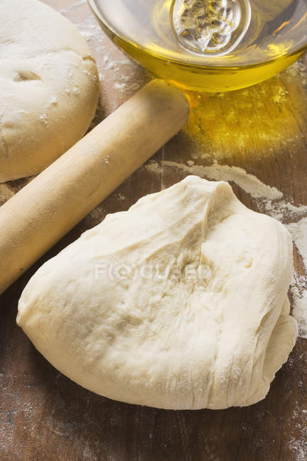 Тесто, скалка и оливковое масло — стоковое фото