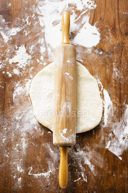Pâte avec rouleau à pâtisserie — Photo de stock