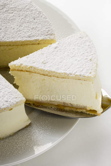 Gâteau au fromage à la crème avec sucre en poudre — Photo de stock