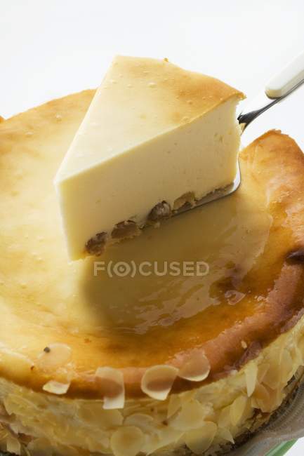 Bolo de queijo com amêndoas em flocos — Fotografia de Stock