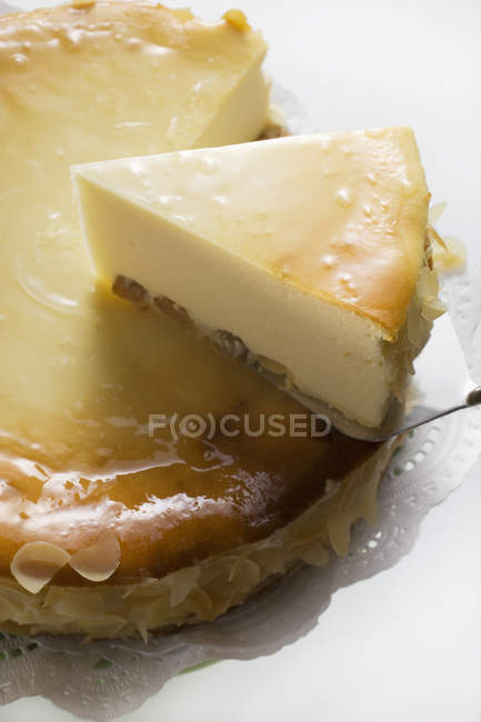 Cheesecake with flaked almonds — Stock Photo