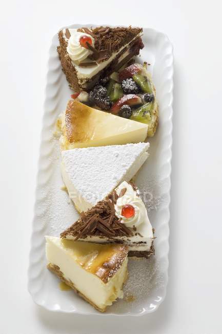 Kuchenstücke auf weißem Teller — Stockfoto