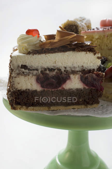 Кусочки торта на торте стенд — стоковое фото